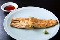 備長炭でしっかりと焼く浜松流。香ばしさも際立つ『白焼』