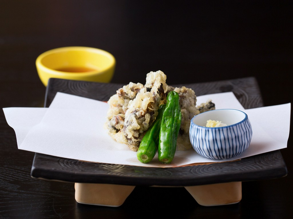 サクサクとした歯触りの後で、ホロリと感じる苦味も心地よい『きもの天麩羅』