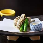 肝の料理が充実しているのは「お取り寄せも展開し、そこで使うことのない肝を、お店に回せる」ため。肝焼きや肝吸といった定番から、天麩羅、肝わさまで、珍しい料理も揃います。
