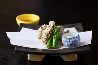 サクサクとした歯触りの後で、ホロリと感じる苦味も心地よい『きもの天麩羅』