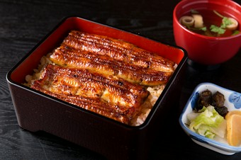 タレは甘さ控えめで上品な味わい。備長炭で香ばしく焼き上げた『うな重（山）』