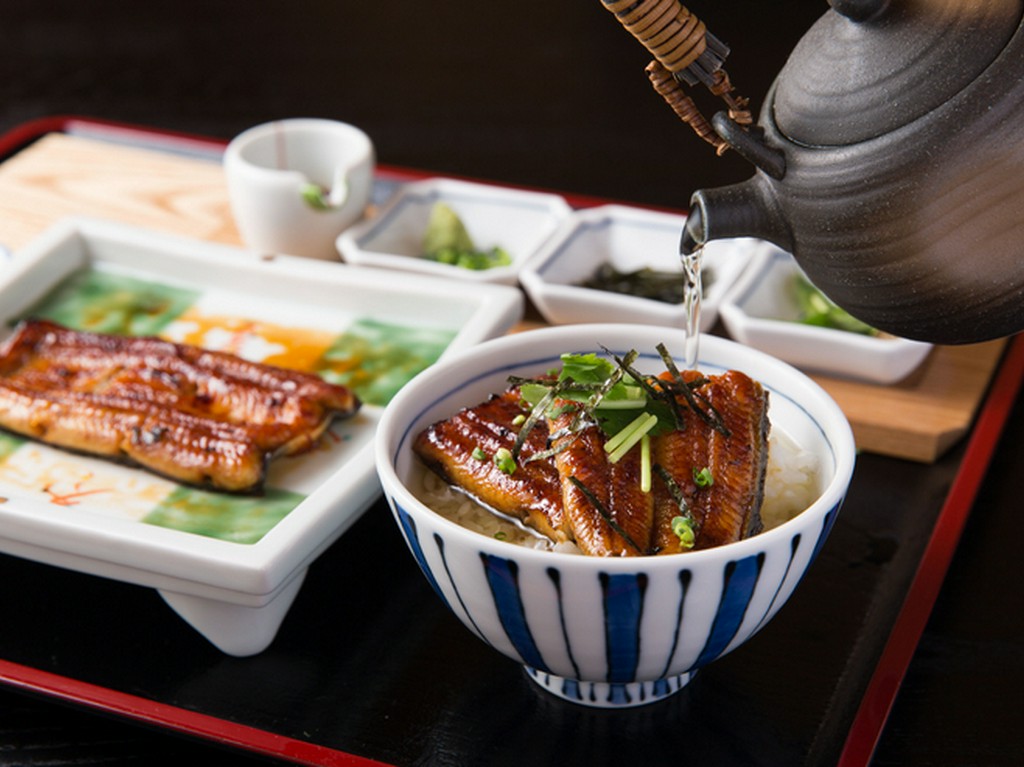 味わい方は自由自在。〆は出汁をかけてサラリといただく『うなぎ茶漬』