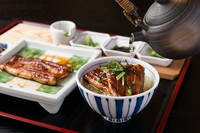 蒲焼きをご飯にのせ楽しんだら、薬味をかけて味の変化をつけて。最後は、急須に注がれた上品な鰹出汁をかけて鰻茶漬けとして味わいます。お好みの食べ方でお楽しみください。