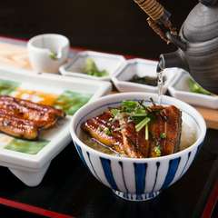味わい方は自由自在。〆は出汁をかけてサラリといただく『うなぎ茶漬』