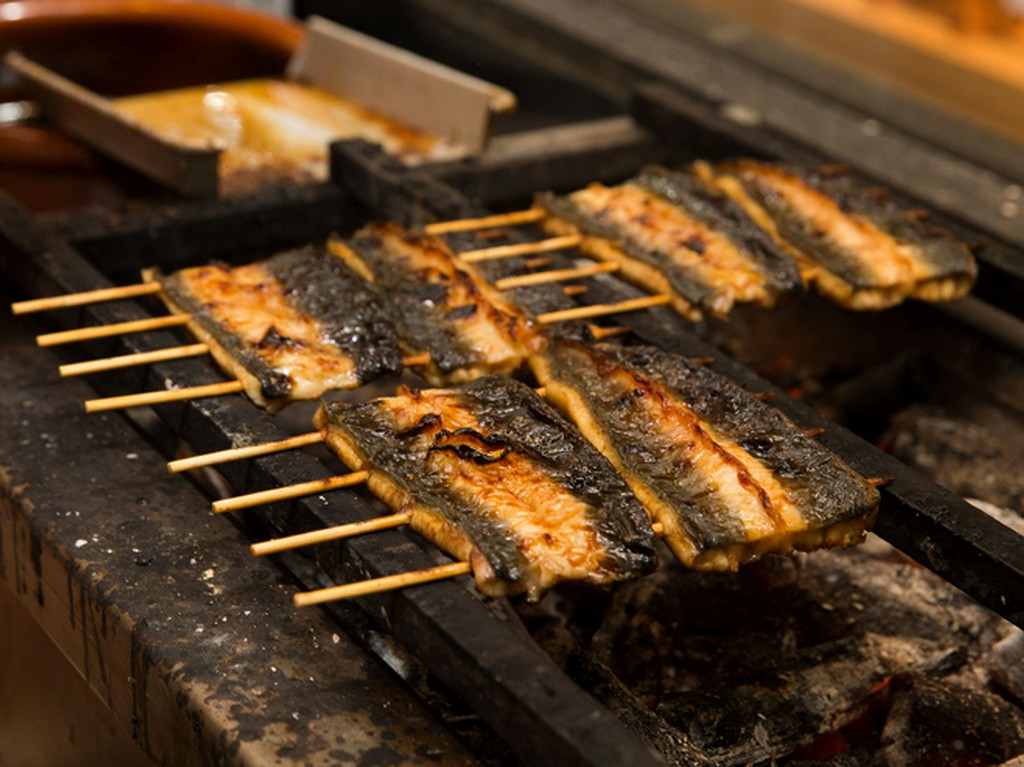 浜名湖産を中心に仕入れる鰻を本物の備長炭で香ばしく焼く