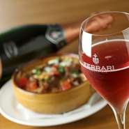 イタリアを代表するスパークリングワイン『FERRARI（フェッラーリ）』をはじめ、種類豊富なワインが勢揃い。店名“Vineria”はワイン食堂という意味なだけに、料理とワインのマリアージュを存分に楽しめます。