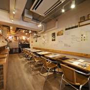 肩肘張らずにくつろげる温もり感あふれる店内。ランチタイム・アペリティーボ（食前酒＆軽いおつまみ）・ディナータイム・バータイムの4部構成からなり、時間に合わせた楽しみ方を気軽に満喫できるお店です。