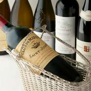 赤・白のワインとシャンパンは全部で約300種。他にも、季節に合わせた旬の日本酒から食後酒まで取り揃えています。ソムリエは常時2～4名いるので、迷った時には相談してみると新しい組み合わせを発見できるかも。