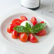 秋田の比内地鶏、茨城のつくば茜鶏、埼玉の秩父産で完全無農薬の野菜などこだわり素材を揃えています。信頼関係と人柄で食材の仕入れを決めるのがシェフのこだわり。「生産者の顔が見えること」を大切にしています。