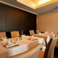 シンプルで洗練された内装、やわらかな光のこぼれる間接照明が、上質な大人の為の空間になっています。焼き鳥のイメージを覆すようなテーブルセッティングは、ワインと焼き鳥の新しい組み合わせを予感させます。