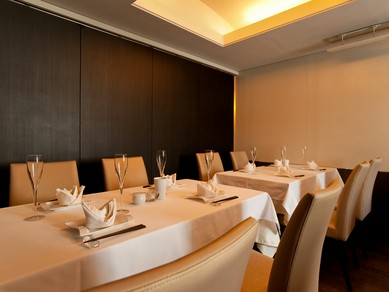 間接照明とシックな内装が上質な大人のための空間を演出