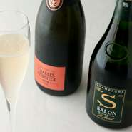 ワイングラスはザルト・リーデル他各メーカーのものを置いています。ワインに合わせて最適なグラスが選べ、焼き鳥店でここまで揃うのはワインとの組み合わせにこだわっている【銀座 TORIYA PREMIUM】だからこそ。