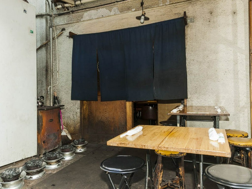 渋谷・センター街の喧騒を抜けた、昭和の香り漂う店構えが目印