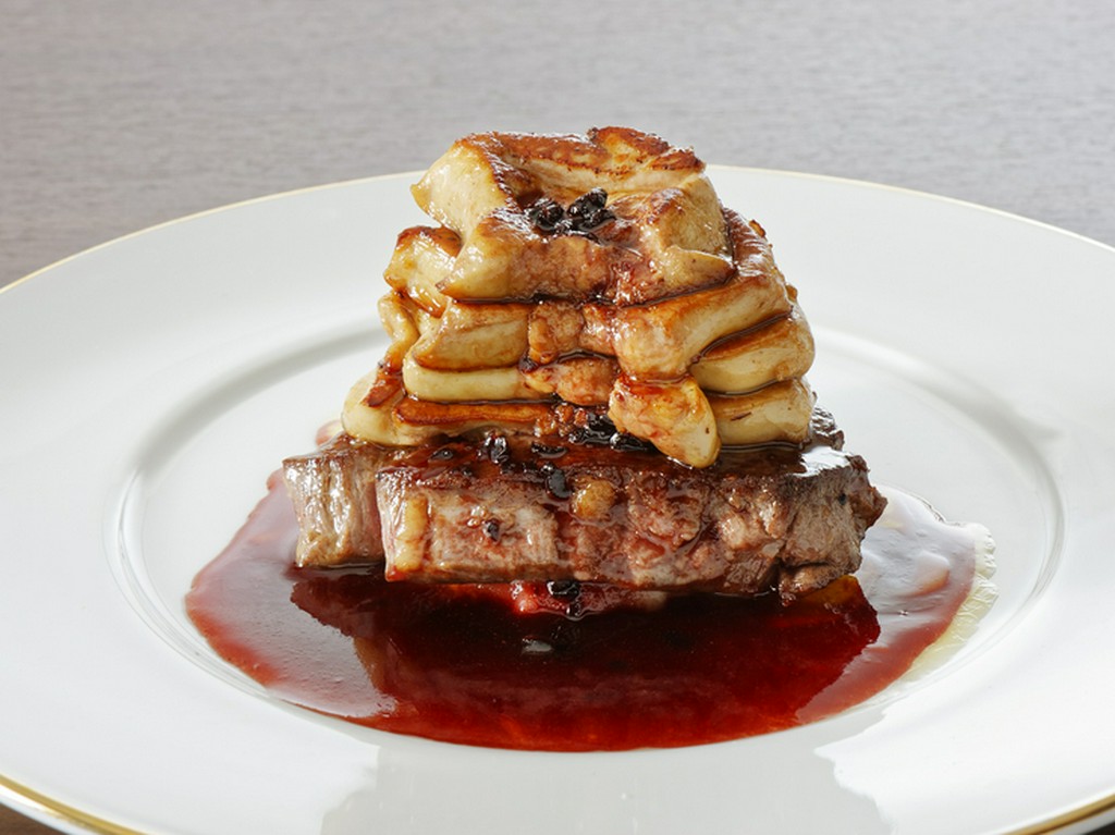 お肉とフォアグラが絡まって、食べて大満足な一皿『牛ヒレのロッシーニ』