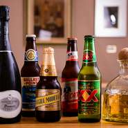 メキシコの『コロナ』や『テカテ』、『ドスエキス』などビールも南米産を中心としたラインナップ。おつまみとボトルで気軽に楽しんでみてはいかがでしょう。どれも小瓶サイズなので飲み比べてみるのもおすすめ。