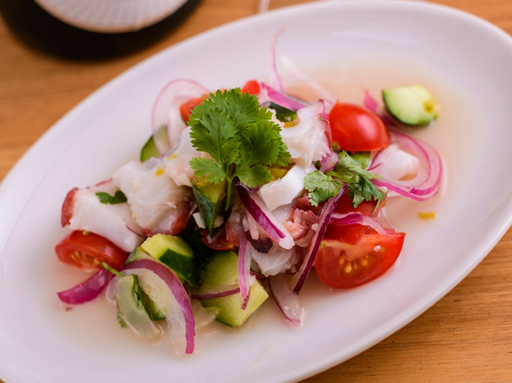 パクチーが効いたすっぱ辛いマリネ『ペルー風　旬魚のセビチェ』