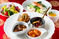 パーフェクトプレート：海老のチリソース煮/黒酢の酢豚/油淋鶏/麻婆豆腐
選べる麺：五目あんかけ焼きそば又は海の幸入りあんかけ焼きそば
サラダ/デザート/コーヒー