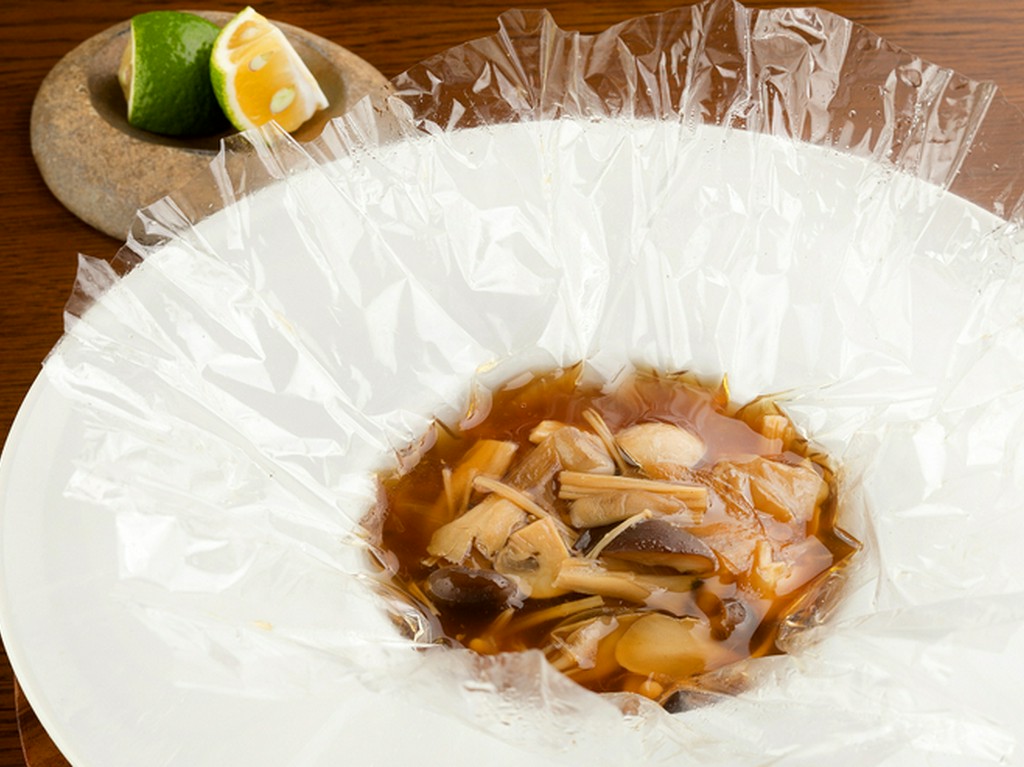 様々な茸のブロード　すだちをそえて