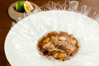 様々な茸のブロード　すだちをそえて