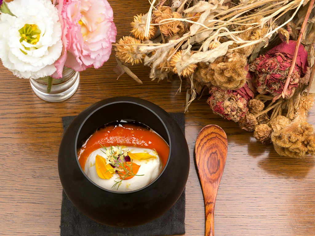 ブラータチーズ トマトとバジルのエキス エディブルフラワー