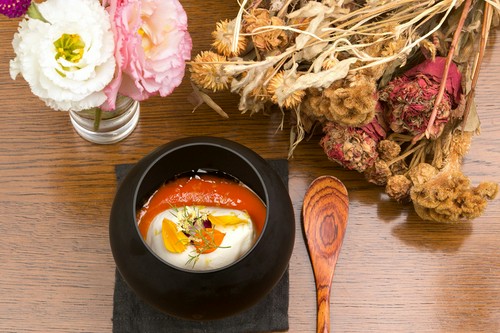 ブラータチーズ トマトとバジルのエキス エディブルフラワー