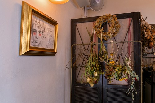 店内に飾られるfabachieve/miyuki sugimoto氏の作品。