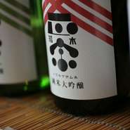 合わせる日本酒は、青森県最古の酒蔵、竹浪酒造が繰り出す「岩木正宗」の“特別純米”と“純米吟醸”と“純米大吟醸”。すべてのラインナップが燗につけることで本領を発揮する酒を目指して醸されるゆえ、1年間寝かせてから出荷しているという、正真正銘のお燗酒です。
当日は竹浪酒造で杜氏を務める竹浪令晃さんも参戦し、アツい燗酒トークも大展開。