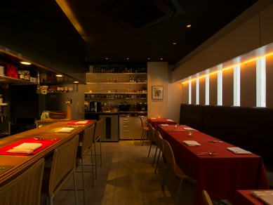 温かみのある雰囲気の店内で、多彩なコース料理にゆっくり浸れる