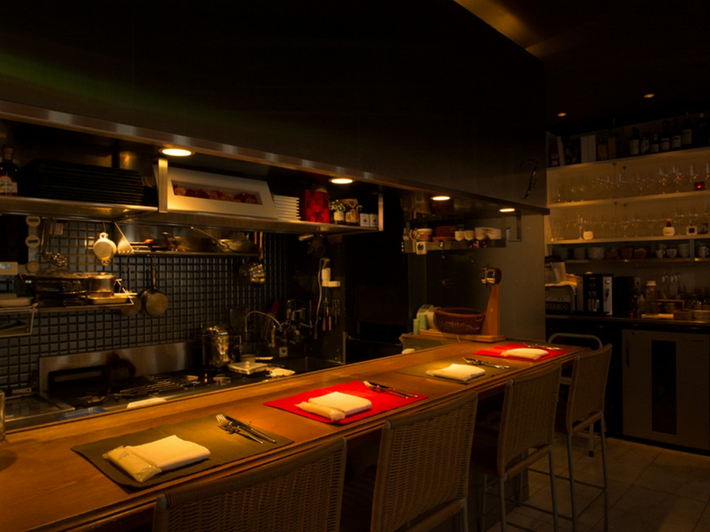 オープンキッチンを臨むカウンター席で一人でくつろぎの時を