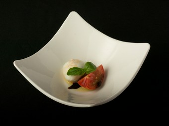 水牛モッツァレラチーズと美味トマト（カプレーゼ）