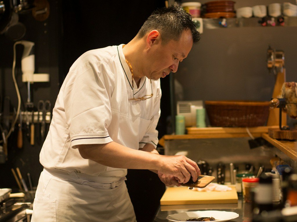 オープンキッチンでお客様の雰囲気とペースに添って料理づくり