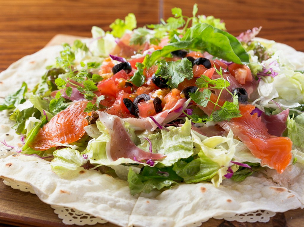 彩り華やかな盛り付け。ヘルシーなのに満足感を得られる一品『フレッシュサラダピザ』