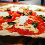 1、2を争う人気のピザ。トマトは、甘味があるものと酸味があるものの2つを使用しています。モッツアレラチーズとのハーモニーが口の中に広がります。