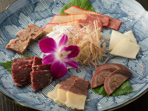 貴重な部位も味わえる『くじら盛り合わせ』は、6種類が一皿に