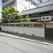 個室完備で周囲の目も気にならず、接待向きの雰囲気です。和室でも掘りごたつ式になっているので、ゆったりと寛いで過ごすことができます。数多くの接待をもてなしてきた魚鉄なら、安心して任せられるはずです。