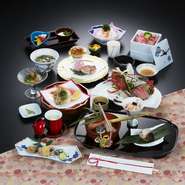 佳き日にふさわしい、華を添える美味しい日本料理の数々を。結婚披露宴も可能です。お土産やお赤飯も、事前の相談で準備が可能です。仕出しを行っている魚鉄ならではのサービスです。