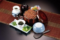 由来は、細かく刻んだ鰻の蒲焼きをおひつのご飯にまぶすことから「ひつまぶし」といわれています。その時季に美味しい鰻を秘伝のたれにつけ焼き上げました。 三度美味しい名古屋名物ひつまぶしをお楽しみ下さい