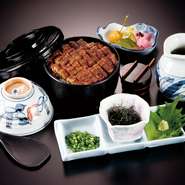 ちょっと量が多い・・・という方におすすめなのがこのミニひつまぶし。
気軽にお値打ちにひつまぶしがお楽しみ頂けます。