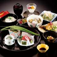 四季折々の旬菜旬肴を生かした料理の数々・・・
目と舌で心ゆくまでご堪能下さい。
・先付け二品
・お刺身二種盛
・油物
・焼物
・煮物
・酢の物
・お食事
・水菓子