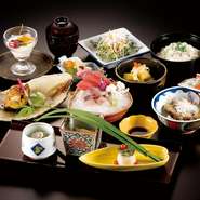 ・先付け三品
・お椀
・お刺身三種盛
・油物
・焼物・煮物
・酢の物
・お食事
※お食事は下記の中からお選び下さい。 
（湯葉あんかけ丼/天丼/天ぷらうどん/にぎり寿司）
・水菓子