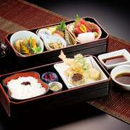 お刺身、焼物、煮物から揚げ物まで、新鮮な旬の素材を調理し彩りよく盛り込んだ長持ち弁当。
・口取り
・お刺身
・焼物
・炊き合せ
・天ぷら（サラダに変更可）
・香の物
・ごはん、赤出し
