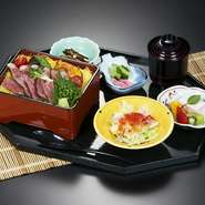 ・ステーキ重
・小鉢
・赤出汁
・サラダ
・つけもの
・デザート