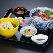 ・海鮮丼
・うどん　※うどんは「温」又は「冷」が選べます。
・小鉢
・水菓子
・香の物