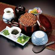 由来は、細かく刻んだ鰻の蒲焼きをおひつのご飯にまぶすことから「ひつまぶし」といわれています。その時季に美味しい鰻を秘伝のたれにつけ焼き上げました。 三度美味しい名古屋名物ひつまぶしをお楽しみ下さい