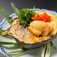 肉厚で油との相性が良い賀茂茄子。さっと揚げてから田楽に仕上げます。味噌は八丁味噌と調味料をしっかりと練り合わせて作っています。口の中でとろりととろけ、甘みが口いっぱいに広がります。