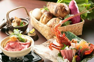 魚鉄の目利き人が、市場で活きの良い鮮魚を仕入れ