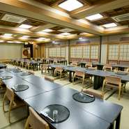 個室は2名から利用可能で、人数に合わせて200名様まで対応が可能。接待や法事、結納など、大切なシーンでの利用にも向いています。日々、様々な宴会に対応していますので、安心してお任せください。