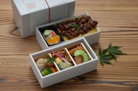 2段重の上段は煮物、焼物、揚物。下段はサラダ、デザート、うな丼になっております。大切な方への差し入れや特別な日にご利用くださいませ。（お茶付き）