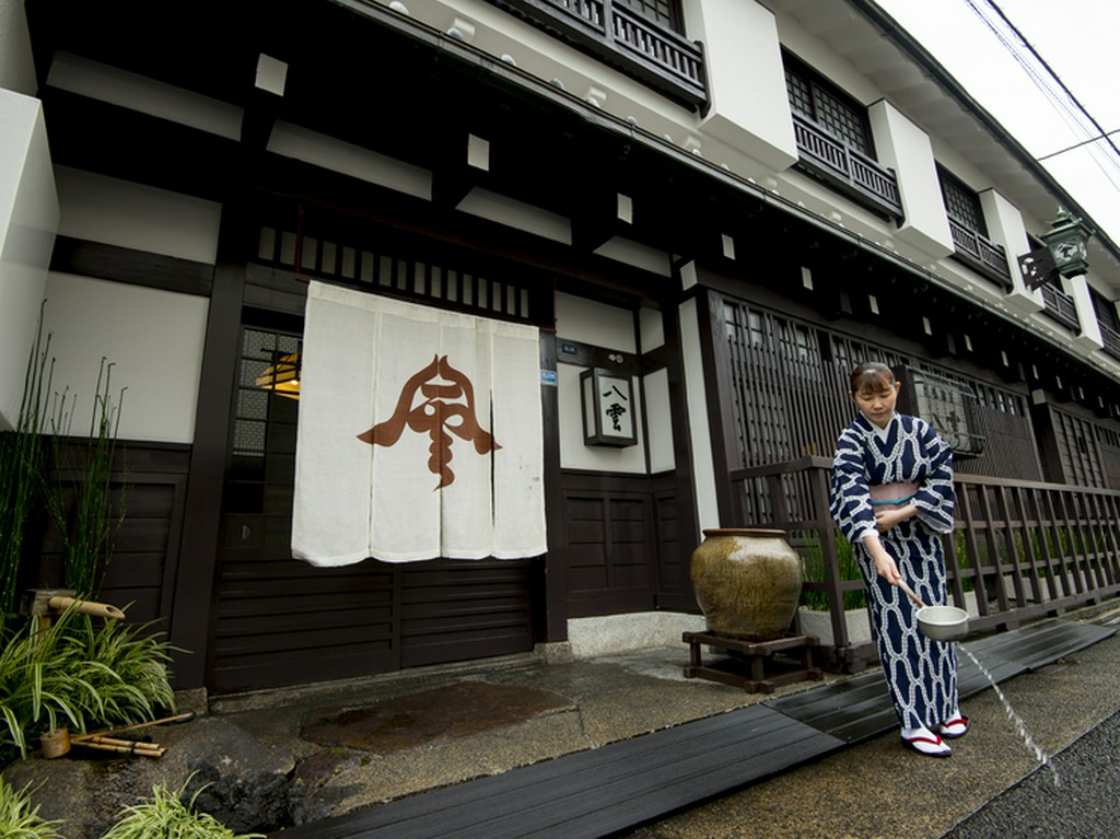 芹沢銈介氏デザインによる暖簾が人目をひく風格ある一軒家です
