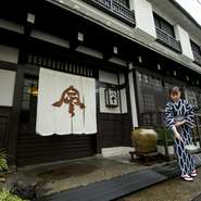 昭和36年につくられた民芸建築の希少価値ある建物に思わず足が止まります。名古屋城築城に伴ってできた寺町の一角に建てられた風格ある桟瓦葺き屋根の一軒家。芹沢氏がデザインした屋号入りの暖簾がかかっています。